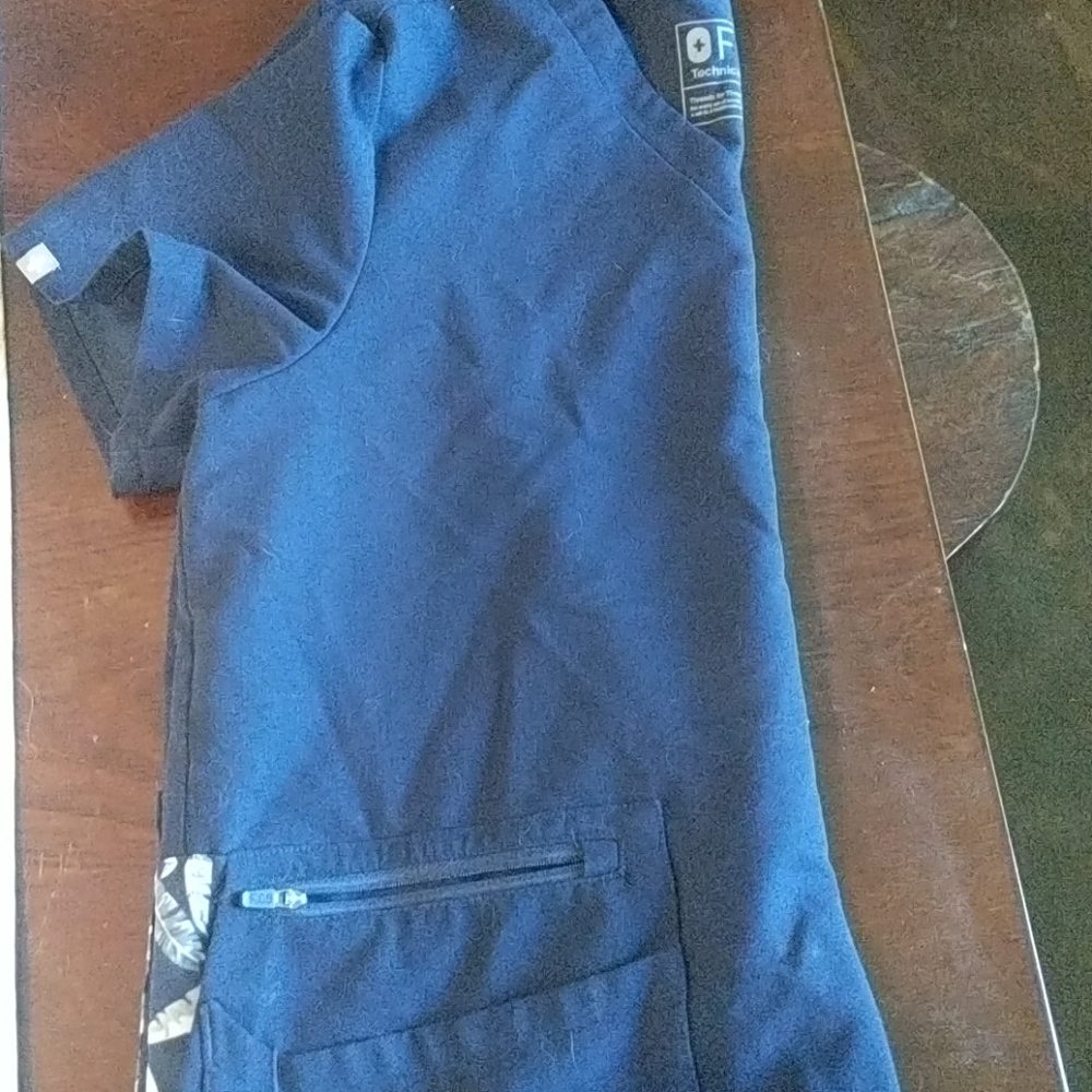 Figs top with tropical pocket accent